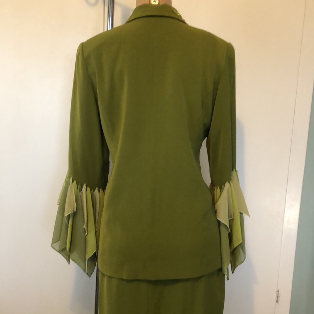 Chic Olive Green Midi Dress with Embellished Collar - Picture 9 of 16